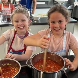 Leerlingen eerste jaar maatschappij en welzijn koken soep