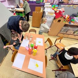 Leerlingen Maatschappij en Welzijn van IMK op stage in de kleuterklas