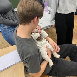 Leerling opvoeding en begeleiding met baby 