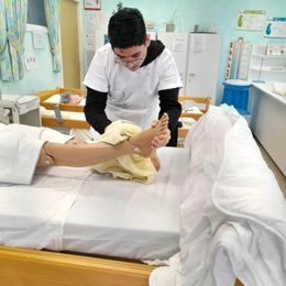 Leerlingen gezondheidszorg leren zorghandelingen