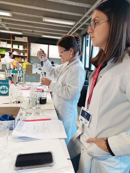 Experiment in het labo van IMK Lanklaar