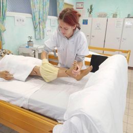 Zorghandelingen leren in het zevende jaar verzorgende-zorgkundige